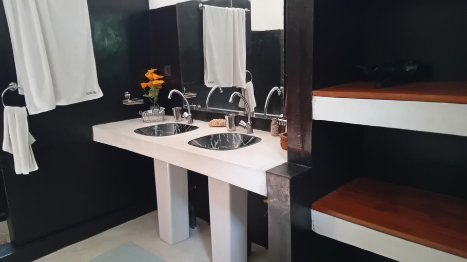 Bathroom, Machan Villa, Tangalle