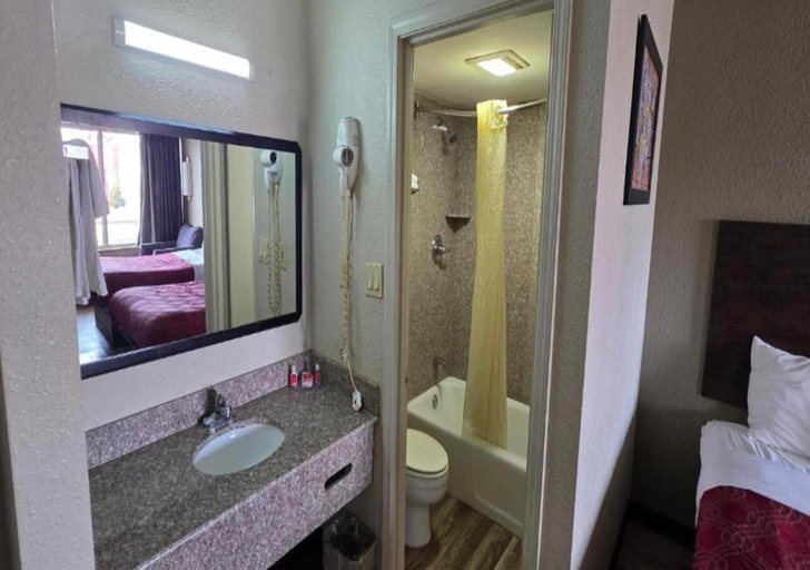 Bathroom 4, Econo Lodge Fort Knox, Hardin