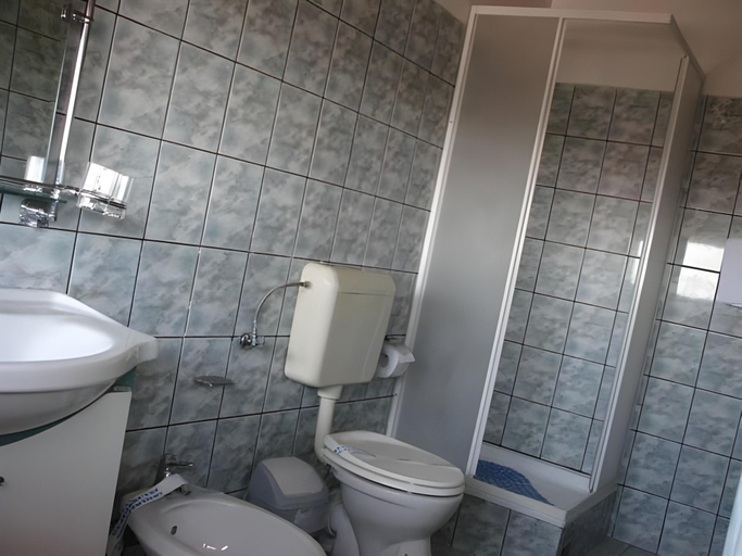Bathroom 2, Pension Nina, 23 August