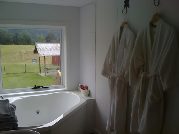 Bathroom 3, Sassafras Springs Cottages, Central Highlands