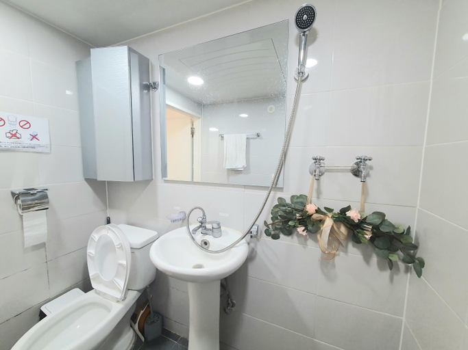 Bathroom 3, MH House, Mapo