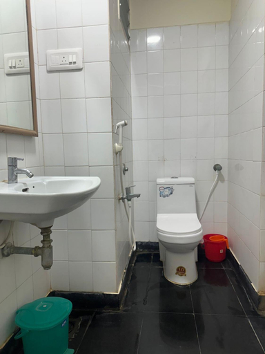 Bathroom 4, AKG Lodge, Kancheepuram