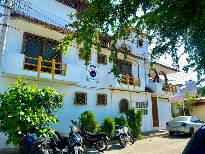 Exterior & Views