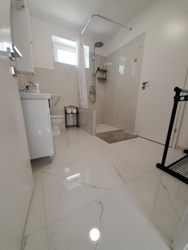 Bathroom 3, Deri Kert Apartmanhaz B, Baja