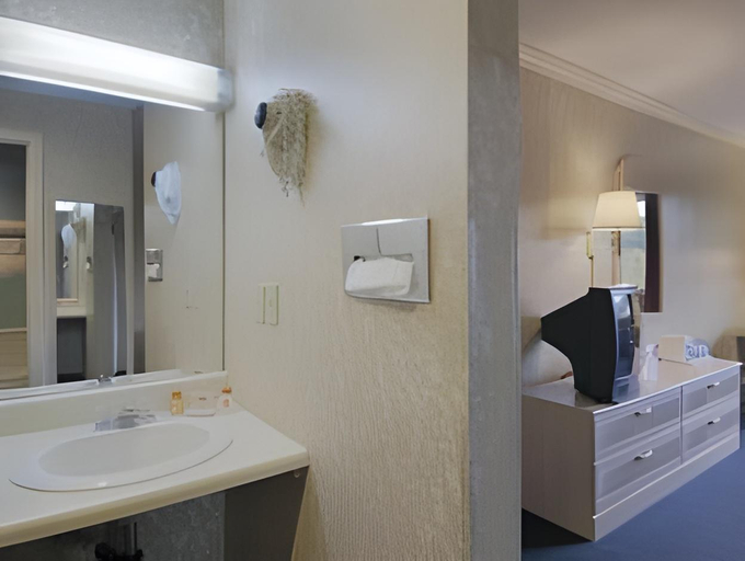 Bathroom 3, Hilltop Express Inn, New London