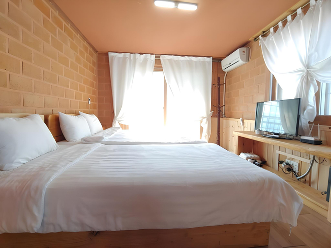 Bedroom 2, Hanibaram Pension, Jeju