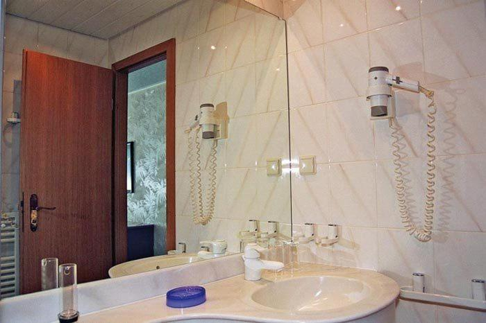 Bathroom 5, Hotel Pension Pamina, Berlin