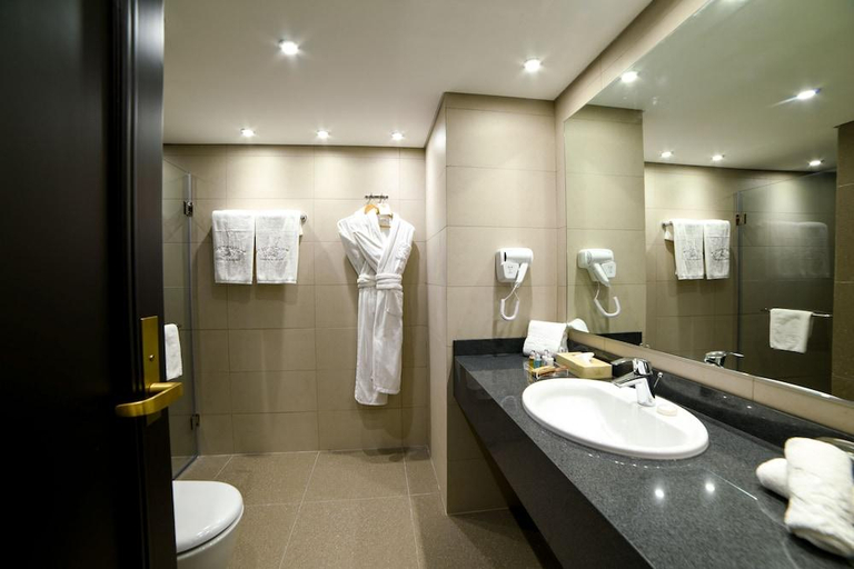 Bathroom 5, Portemilio Hotel & Resort, Kasrouane