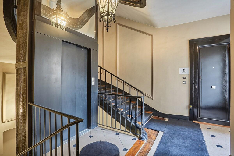 Entrance, Sumptuous apartment Louvre/Palais Royal, Paris