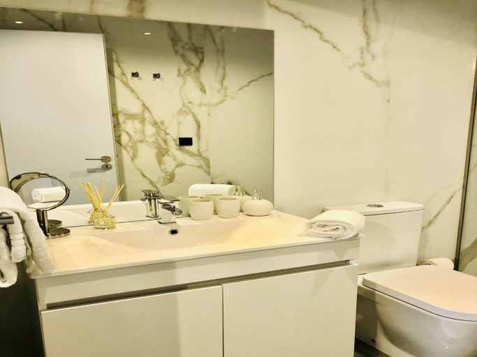 Bathroom 5, Bright and Spacious apartment in Porto, Porto