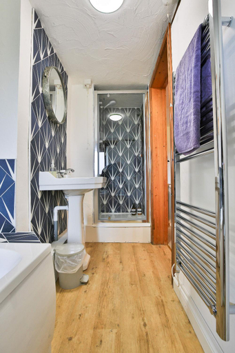 Bathroom 4, West Hollowcombe Farm Cottages - Full Site Booking, Somerset