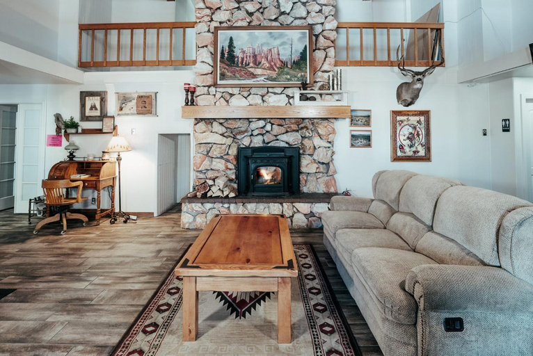 Public Area 2, Bryce Canyon Pines Lodge, Garfield