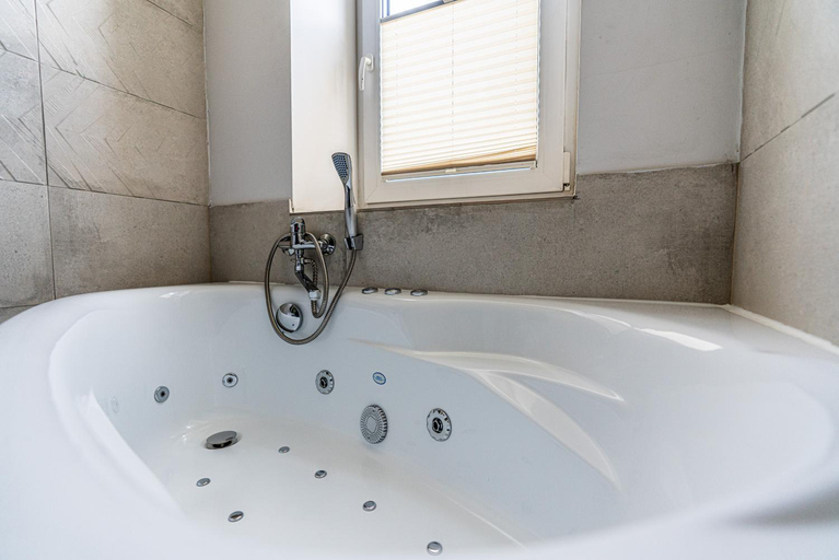 Bathroom 4, Apartamenty z widokiem & Balia & Basen - Willa KROLE 25A Harenda SKI by RentiloPL, Tatra