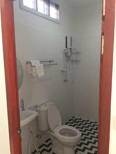Bathroom 3, Baan Plernphat 1, Chiang Khan