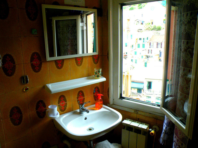 Bathroom, Alessandro Carro Affittacamere, La Spezia