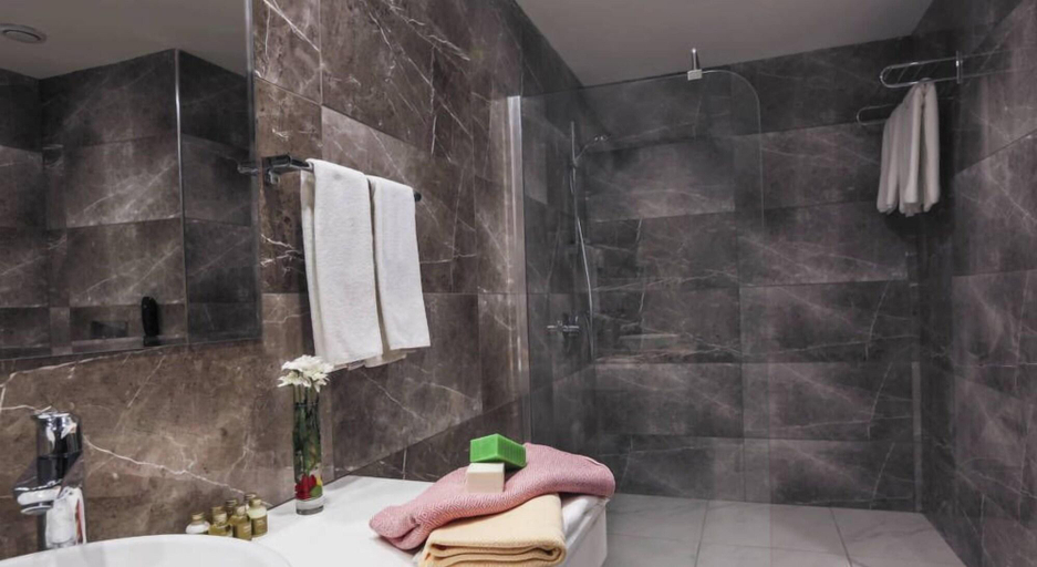 Bathroom 4, Nevali Hotel & Conference Center, Merkez