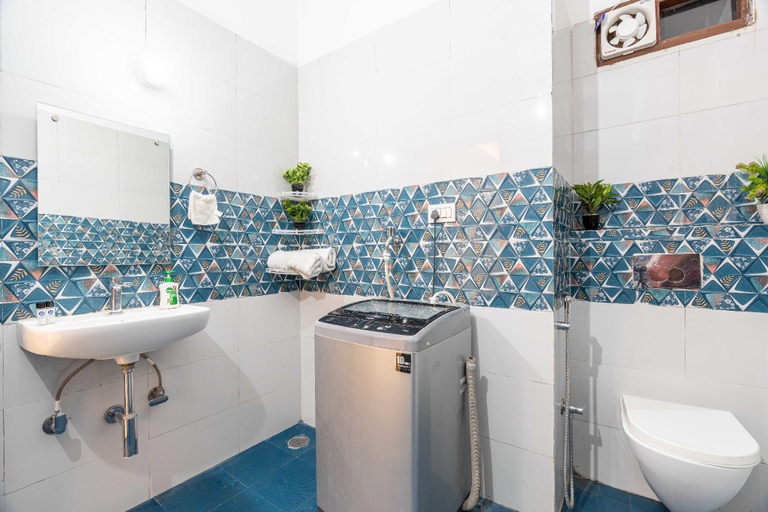 Bathroom 2, Homlee -Jumbo Lux Flat w hills, Kitchen & parking, Garhwal