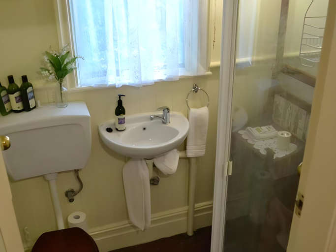Bathroom 3, Genesta House, Bass Coast  - Phillip Is.