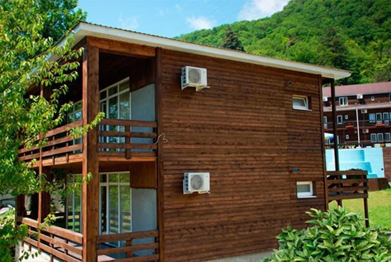 Exterior & Views