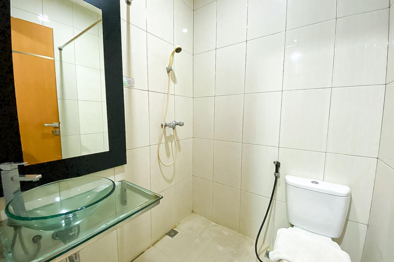 Bathroom 2, Urbanview Hotel Cosmo Jambi, Jambi
