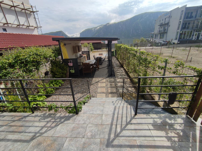 Others 2, Casa Dobro Dubova, Dubova