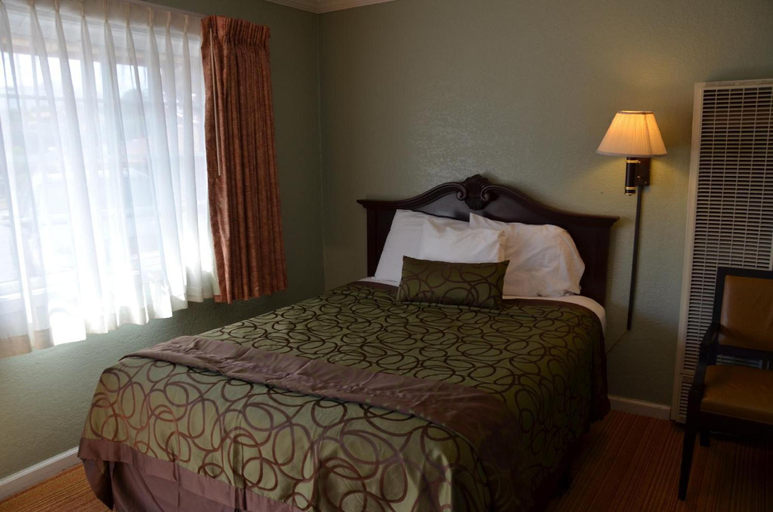 Bedroom 2, Tamalpais Motel, Marin