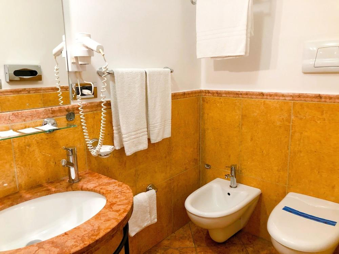 Bathroom 2, Hotel Florio Opera Palermo Central, Palermo