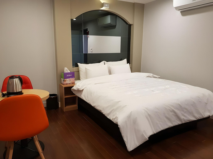 Bedroom 2, Changwon Hite Hotel, Jinhae