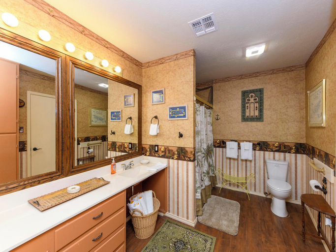 Bathroom 4, Palm Tiki by Miss Kitty’s, Aransas