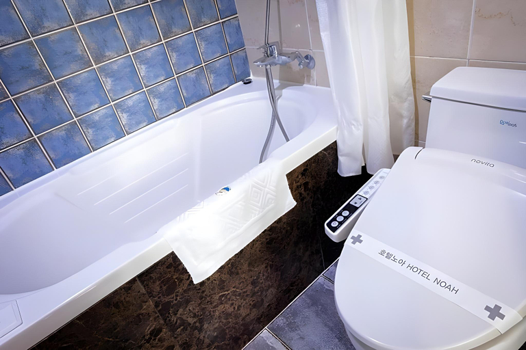 Bathroom 4, Hotel Noah, Jung