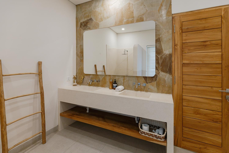 Bathroom 3, Mata Biru Villa by Betterplace, Badung