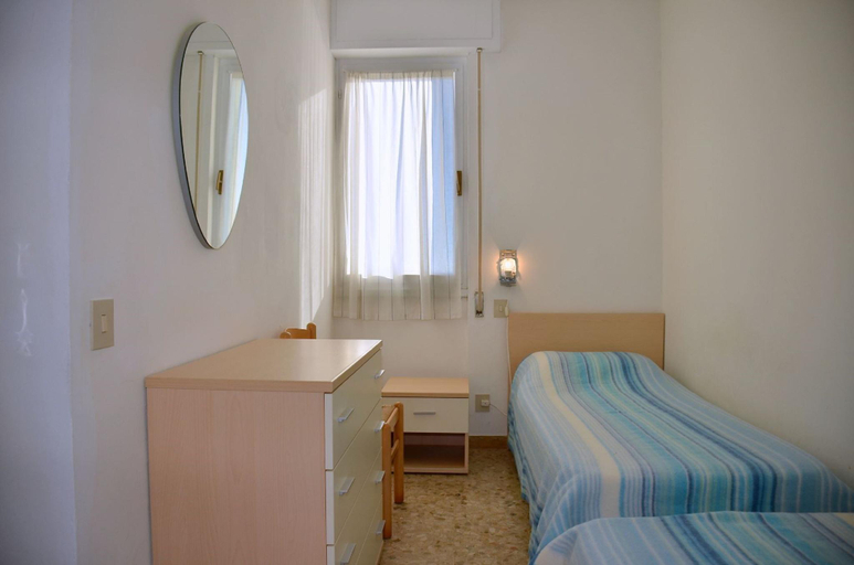 Bedroom 2, Three-bedroom Apartment with Seaview balcony - By Beahost Rentals, Venezia