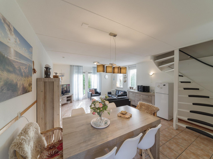 Others 4, Holiday Home in Quiet Dutch Park with Garden, Kapelle