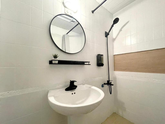 Bathroom 2, littleday guesthouse, Tainan