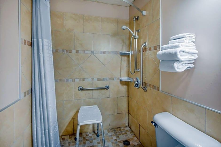 Bathroom, Super 8 by Wyndham Cleveland, Lorain