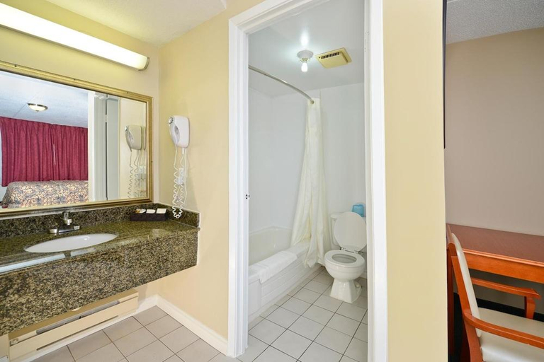 Bathroom 3, Angus Inn Motel, Simcoe