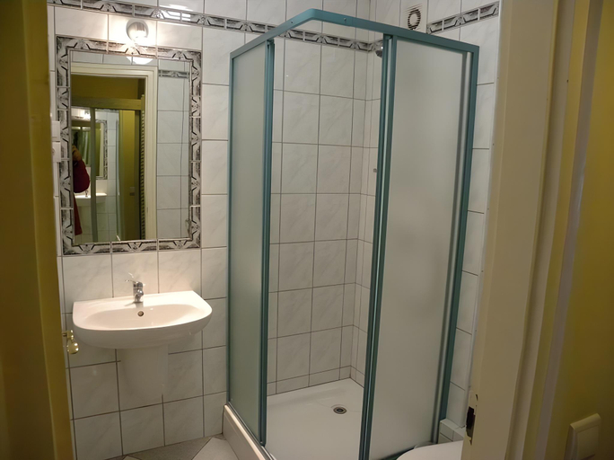 Bathroom 2, Mezesvolgy Vendeghaz, Veresegyház