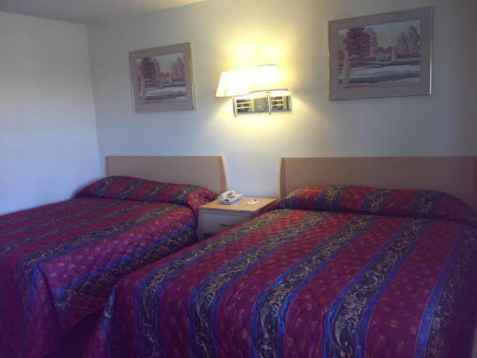 Bedroom 2, Riverside Inn & Suites, Riverside