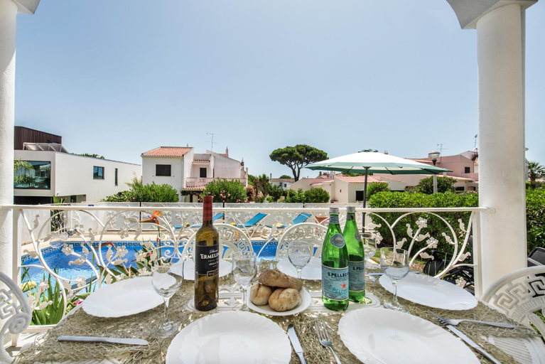 Others 5, Well-appointed villa is situated in the popular resort of Vilamoura, Loulé