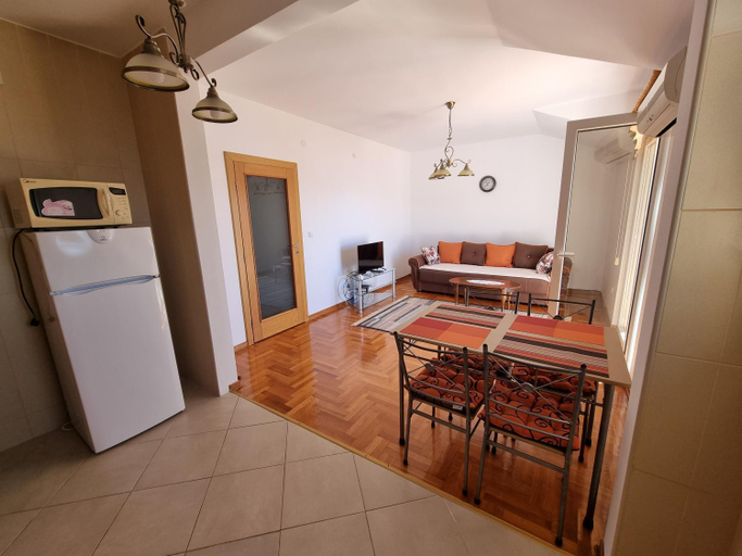 Others 4, Apartment Brace Grakalica 20b
