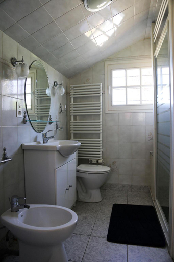 Bathroom 3, Le relais d'Eugénie: maison d'hôtes en forêt d'Orléans, Loiret