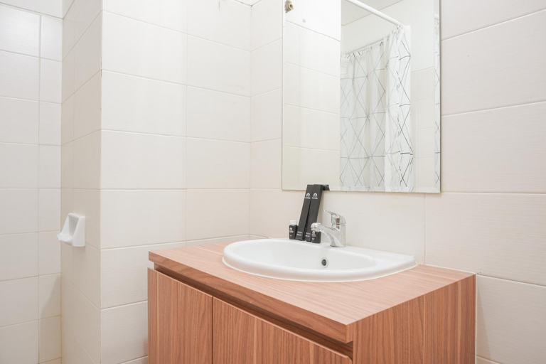 Bathroom 4, Minimalist Studio Woodland Park Apt By Travelio, South Jakarta