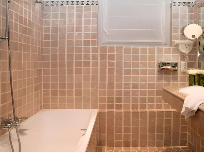 Bathroom 4, Hotel La Perouse, Loire-Atlantique