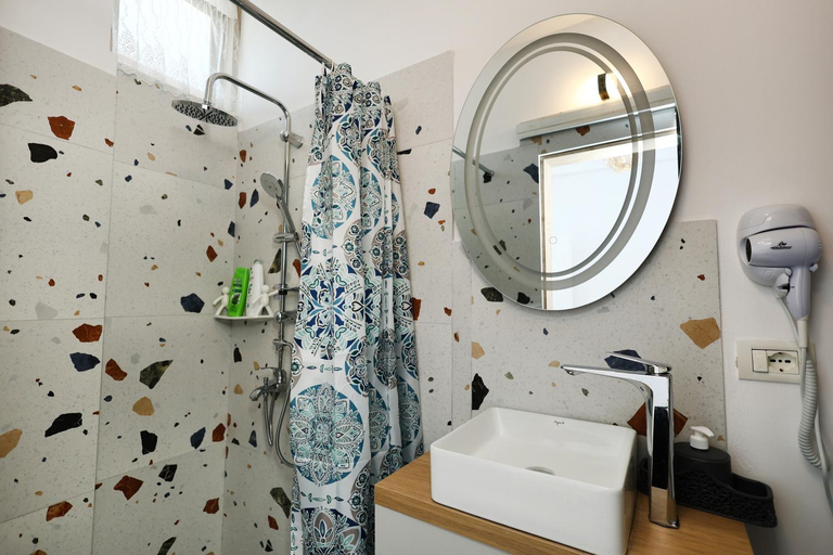 Bathroom 2, Vila Spahiu, Beratit