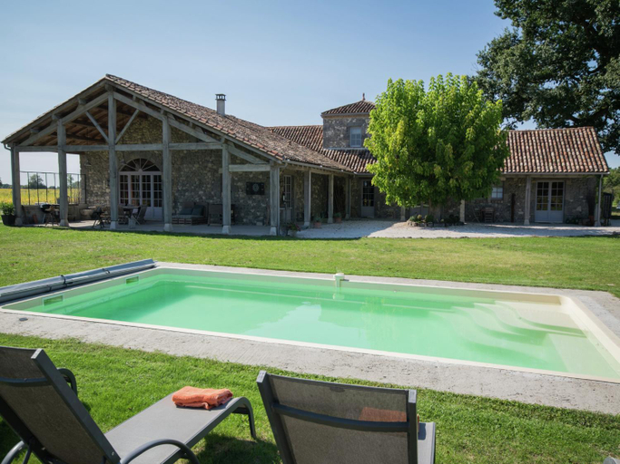 Sport & Beauty 2, Mansion in Fargues with Pool and Garden, Lot-et-Garonne