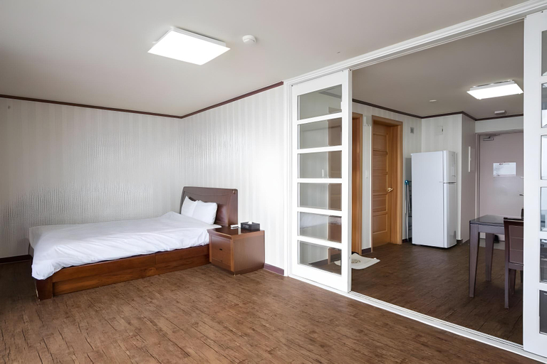 Bedroom 2, Benikea Hotel Mountain & Ocean Daepohang, Sokcho