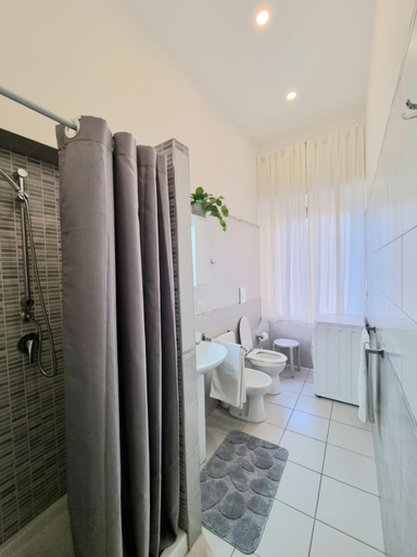 Bathroom 2, La Perla Apartment, Napoli
