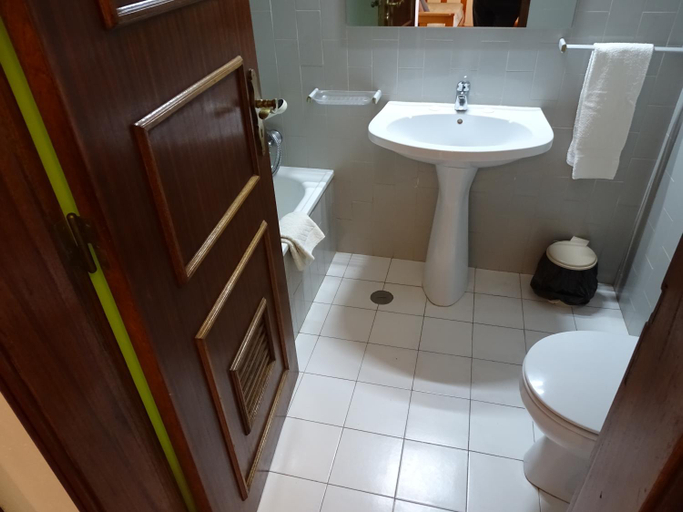 Bathroom 4, Falfeira Apartments, Lagos