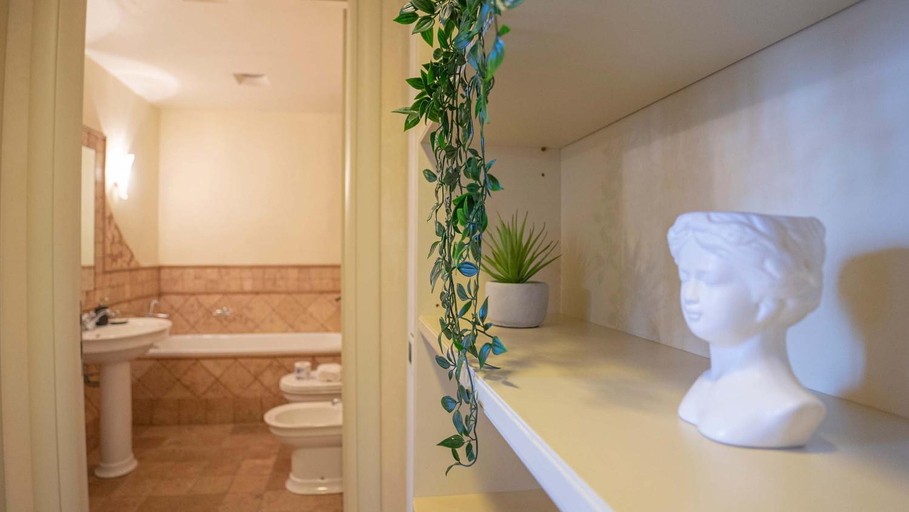 Bathroom 2, EasyTopStay - Piazza Venezia City View Charming Apt, Roma