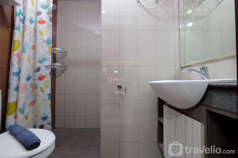 Bathroom, Cozy 1BR With Sofabed at Atlanta Apt By Travelio, Depok